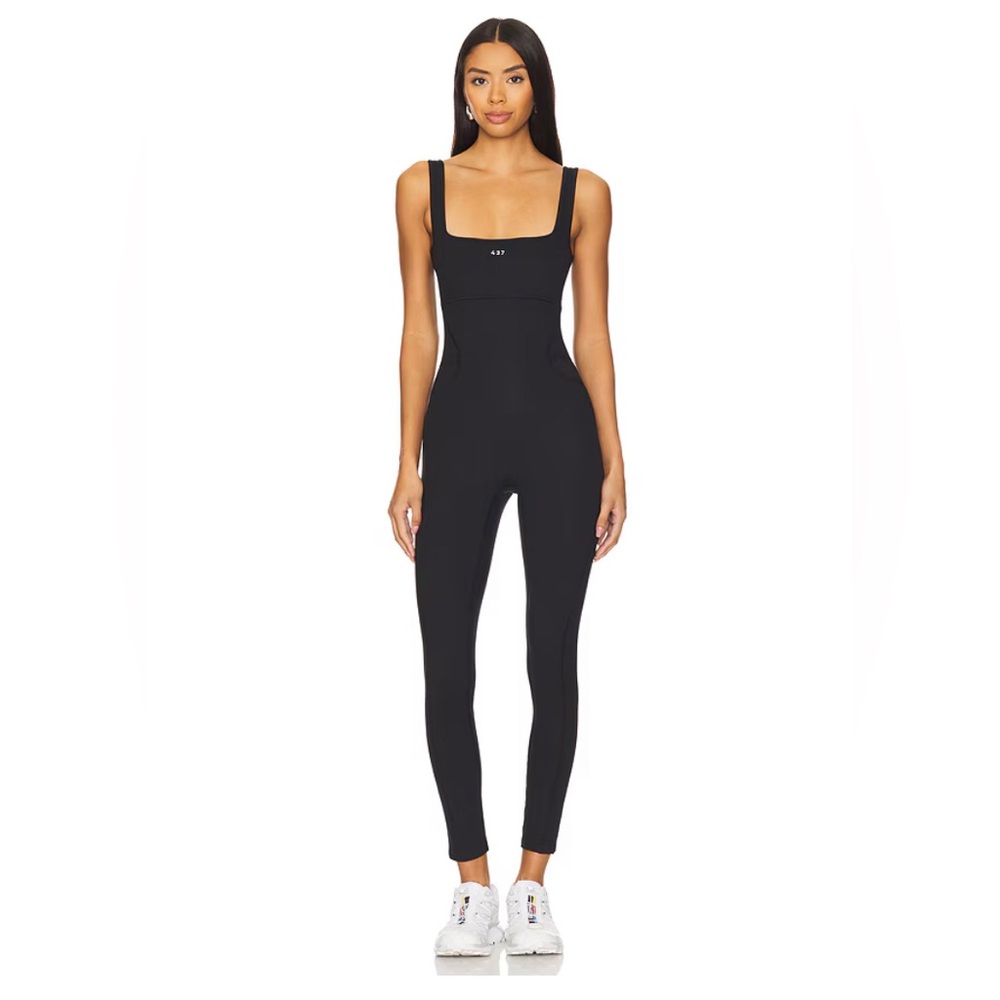 437 The Curve Onesie Black M